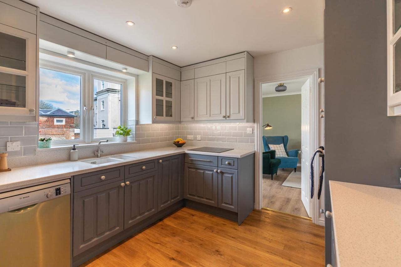 4 Bed City House With Private Garden And Parking Winchester Esterno foto